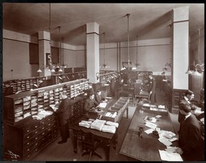 Jeunes hommes travaillant dans une salle de courrier à la Metropolitan Life Insurance Co. à la 23e rue et Madison Avenue, New York, 1907